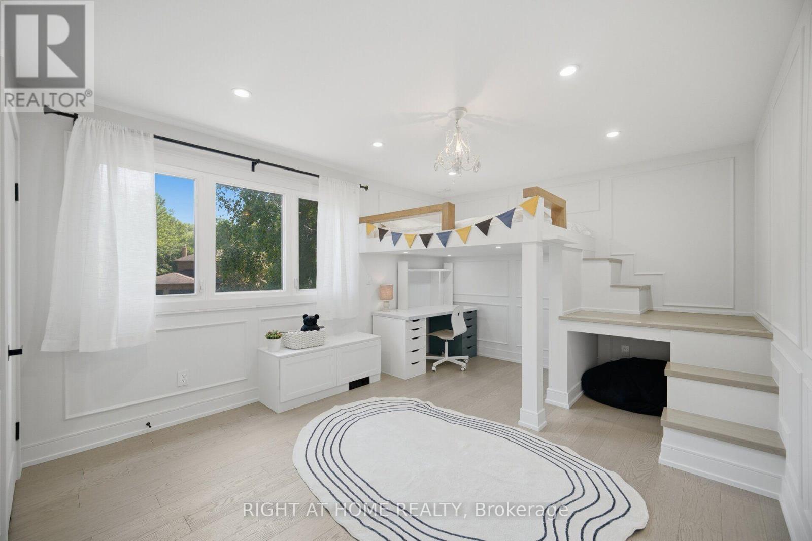 4 SIMMONS CRESCENT - 31