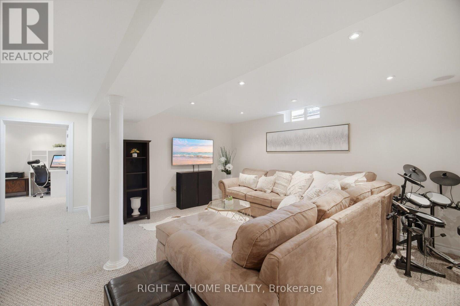 4 SIMMONS CRESCENT - 36