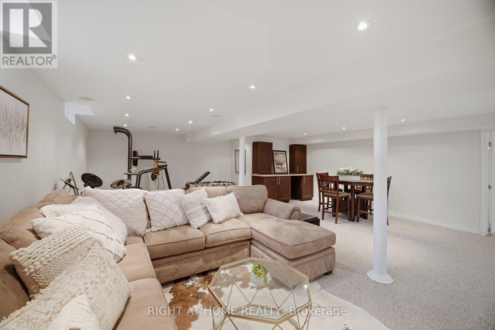 4 SIMMONS CRESCENT - 37