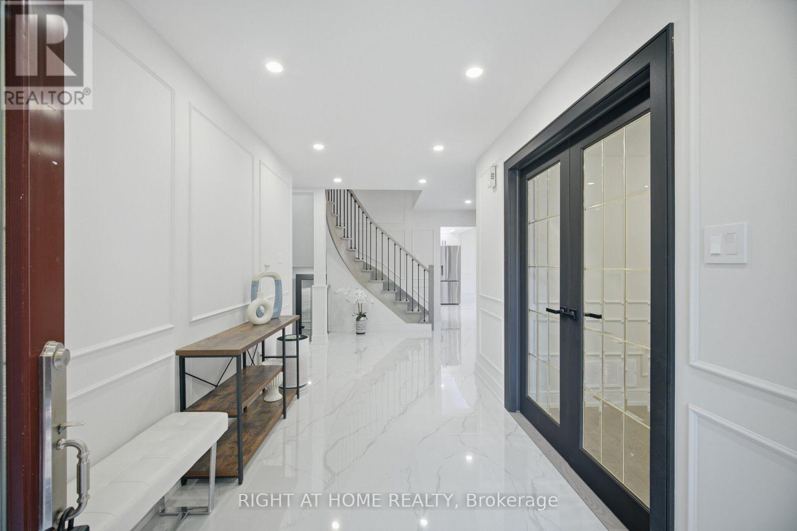 4 SIMMONS CRESCENT - 4