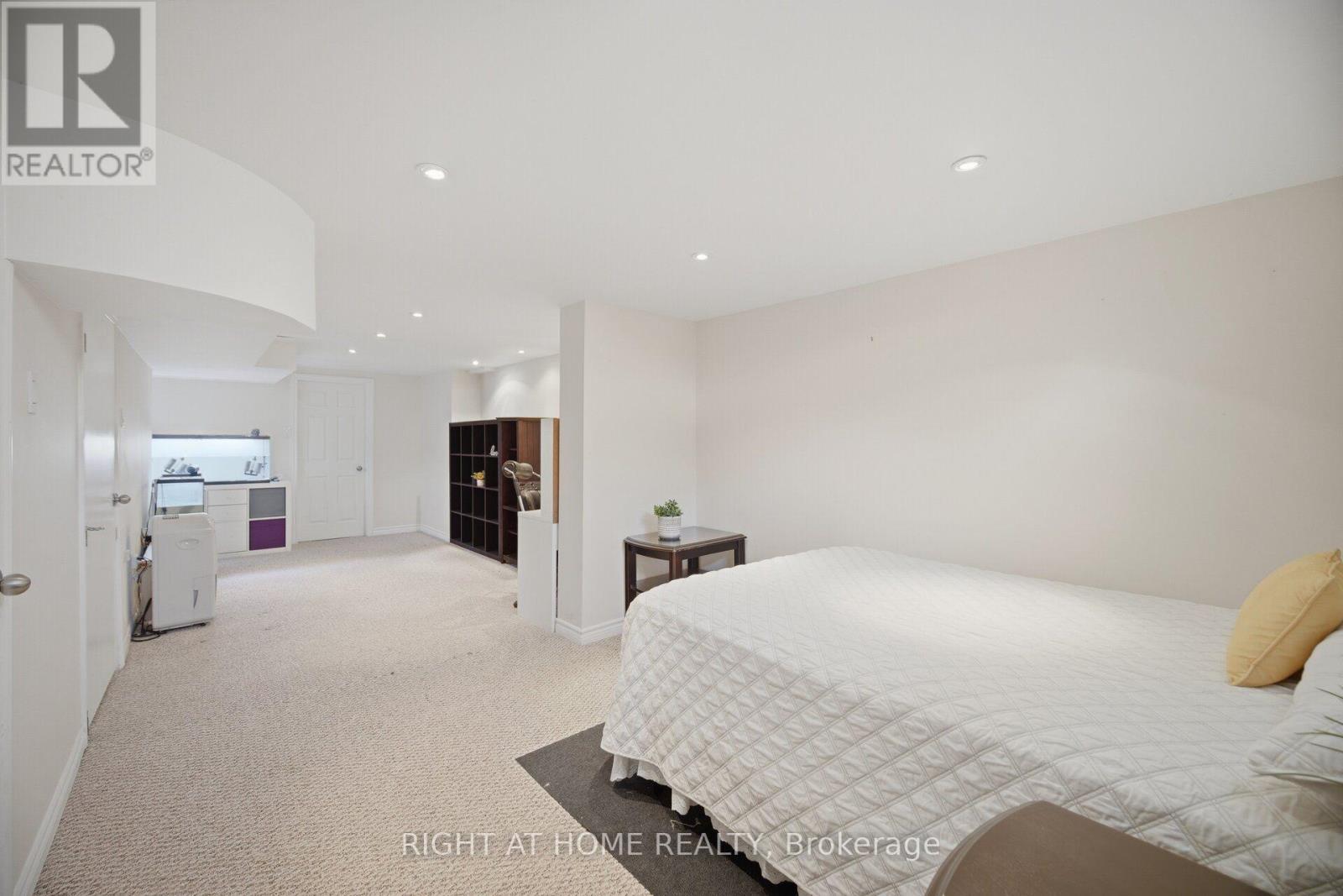 4 SIMMONS CRESCENT - 40