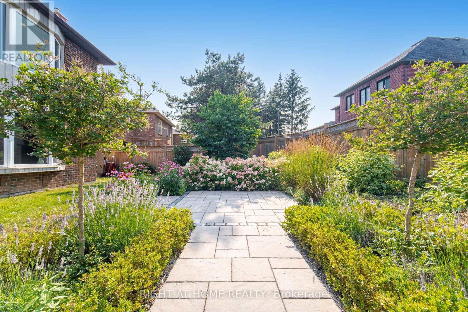 4 SIMMONS CRESCENT - 46