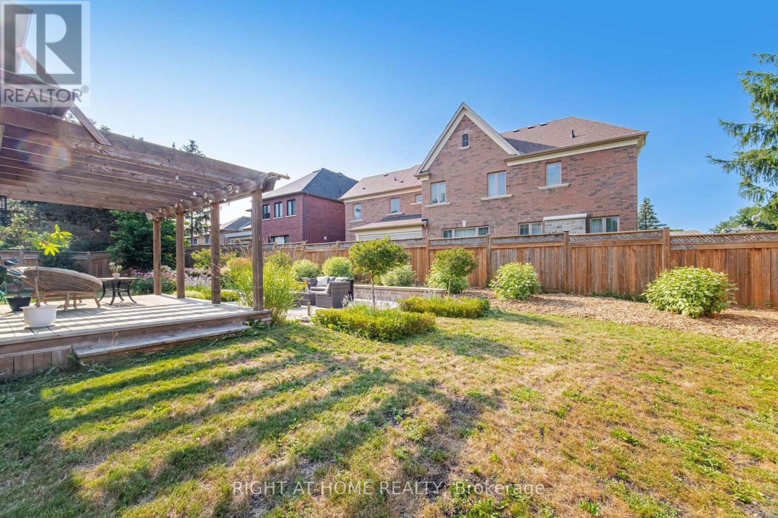 4 SIMMONS CRESCENT - 48