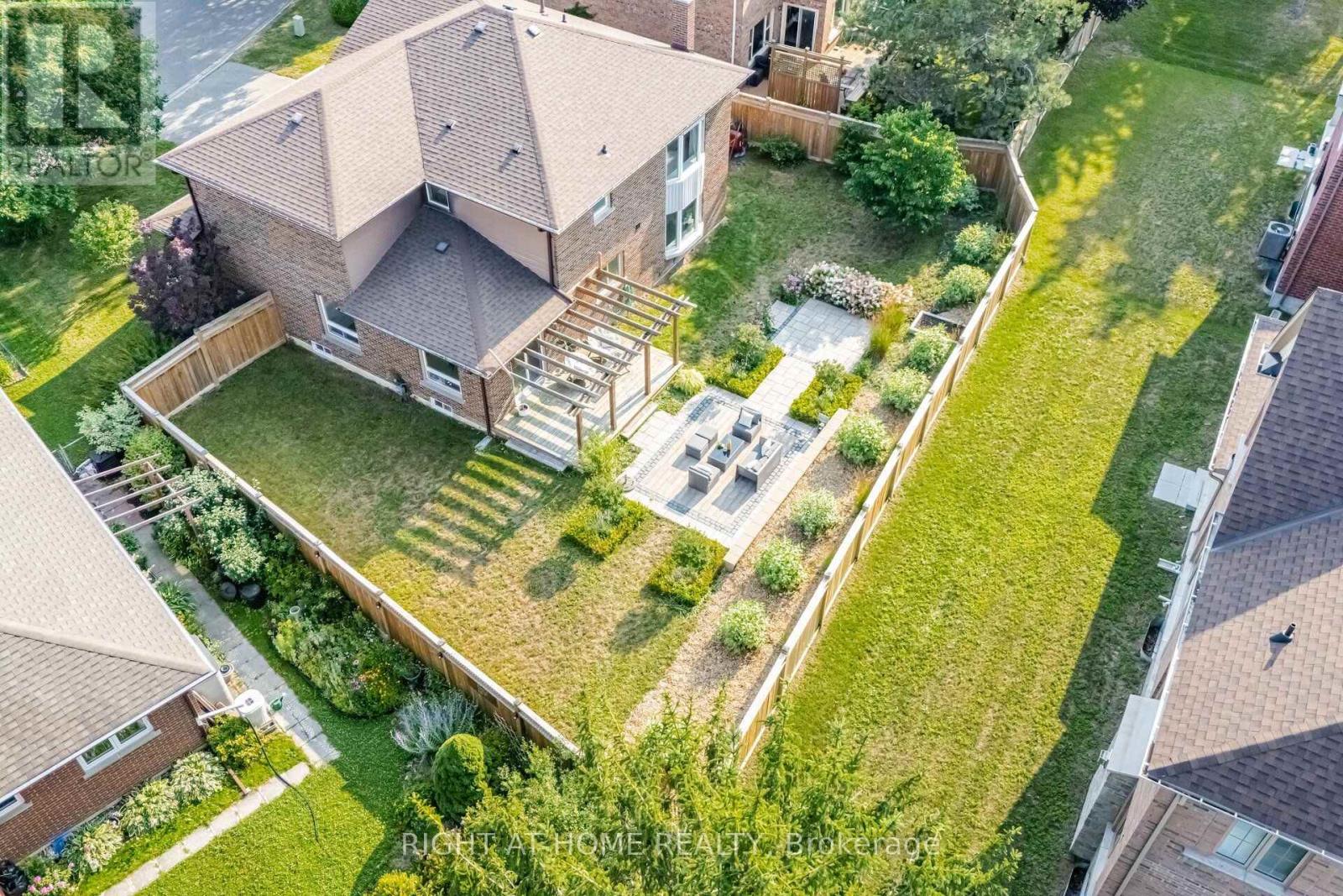 4 SIMMONS CRESCENT - 50