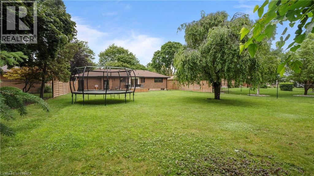 25 SENECA Crescent - 36