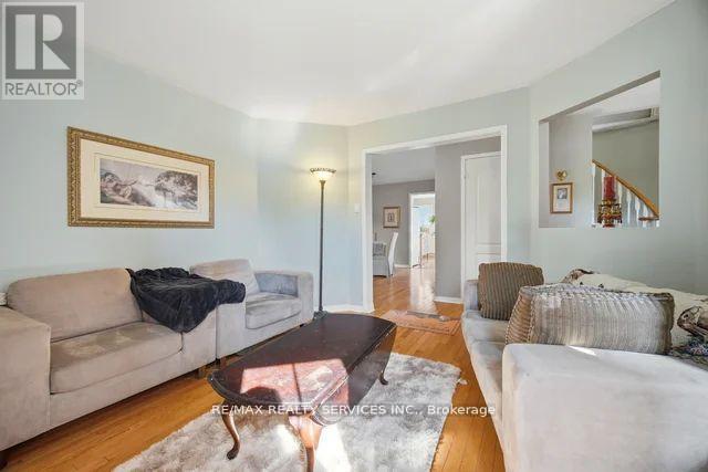 8 SAFARI COURT - 6