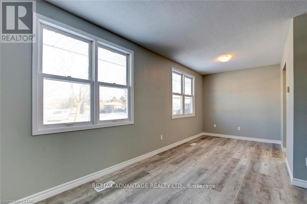 9 CAMELOT CRESCENT - 10