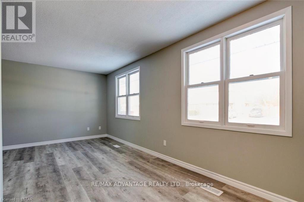 9 CAMELOT CRESCENT - 12