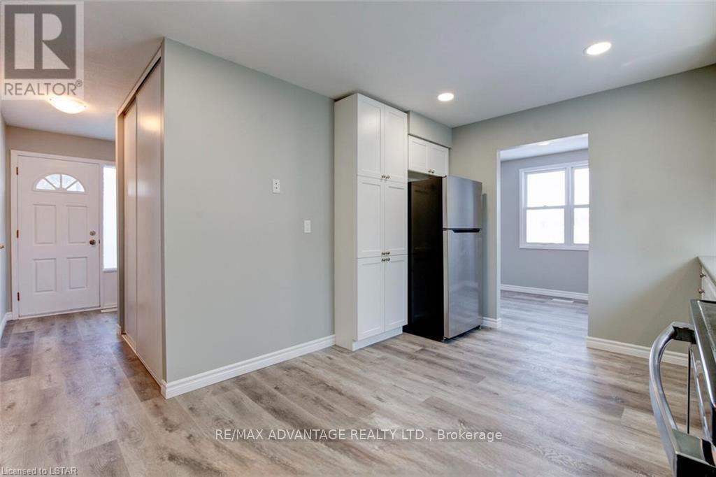 9 CAMELOT CRESCENT - 14