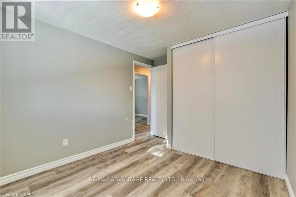 9 CAMELOT CRESCENT - 16