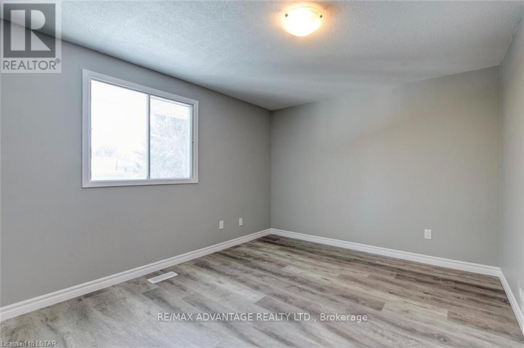 9 CAMELOT CRESCENT - 17