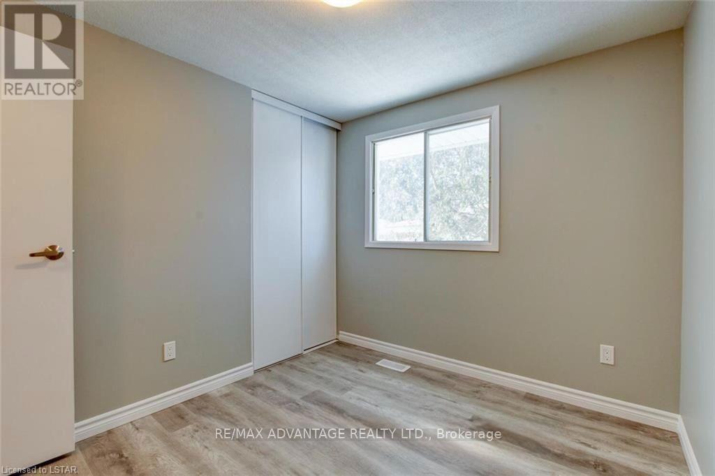 9 CAMELOT CRESCENT - 18