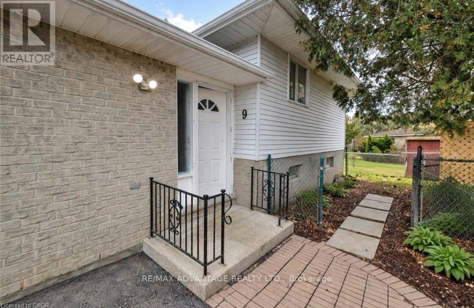 9 CAMELOT CRESCENT - 2