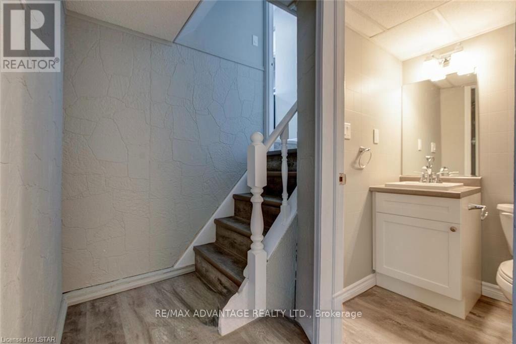 9 CAMELOT CRESCENT - 22