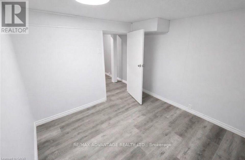 9 CAMELOT CRESCENT - 23