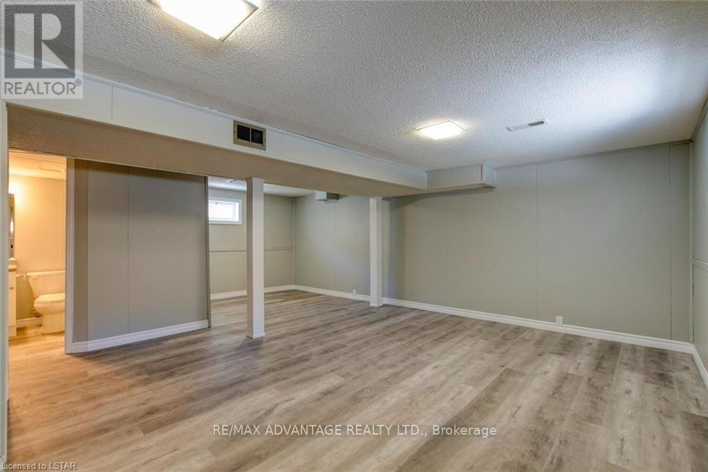 9 CAMELOT CRESCENT - 24