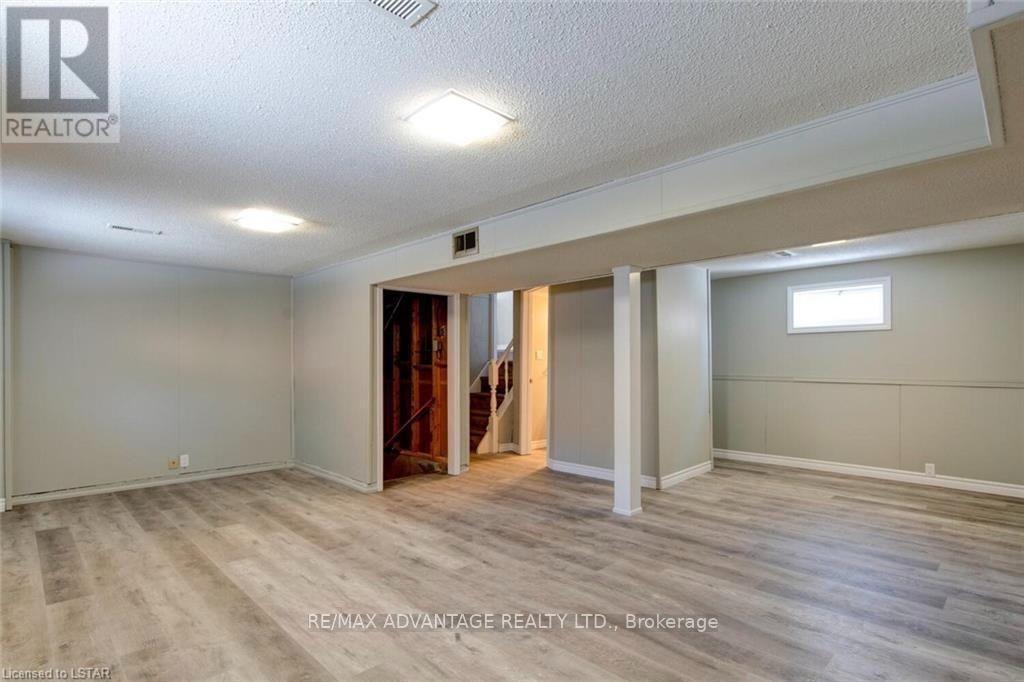 9 CAMELOT CRESCENT - 25