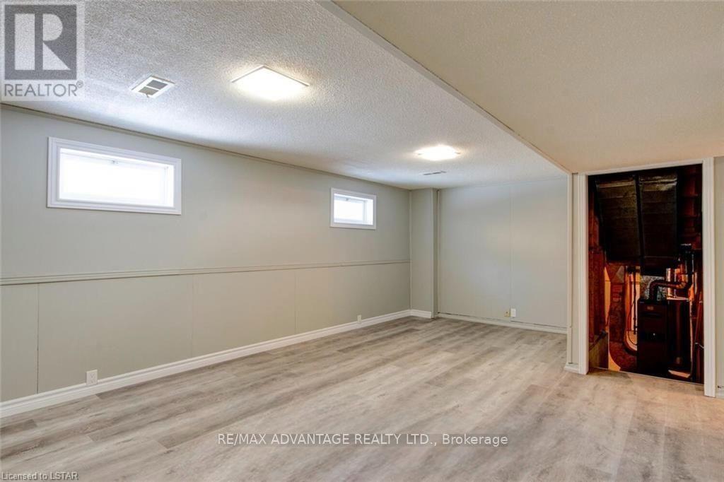 9 CAMELOT CRESCENT - 26