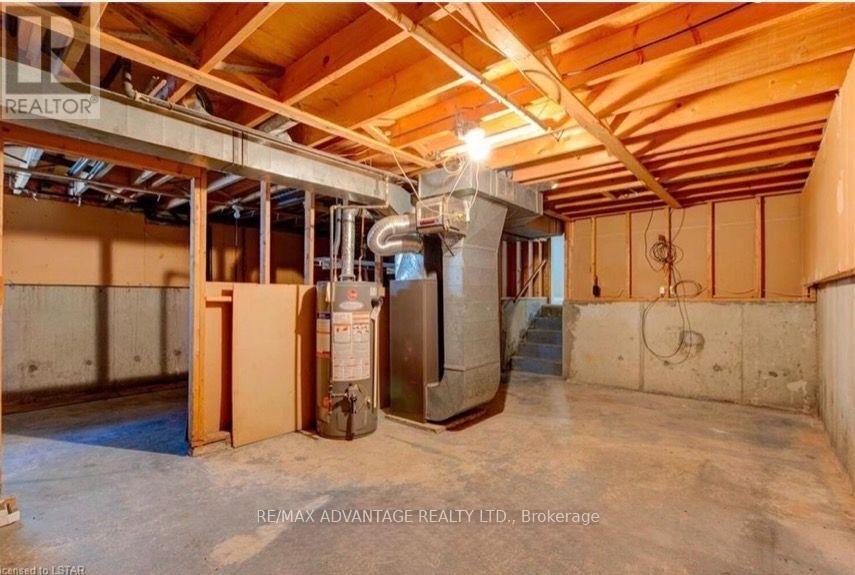 9 CAMELOT CRESCENT - 29