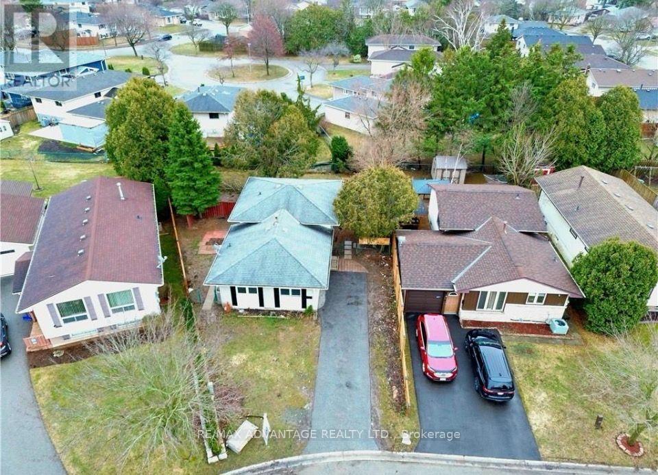 9 CAMELOT CRESCENT - 32