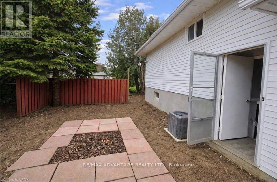9 CAMELOT CRESCENT - 6