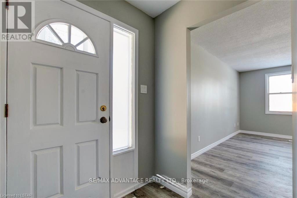 9 CAMELOT CRESCENT - 8