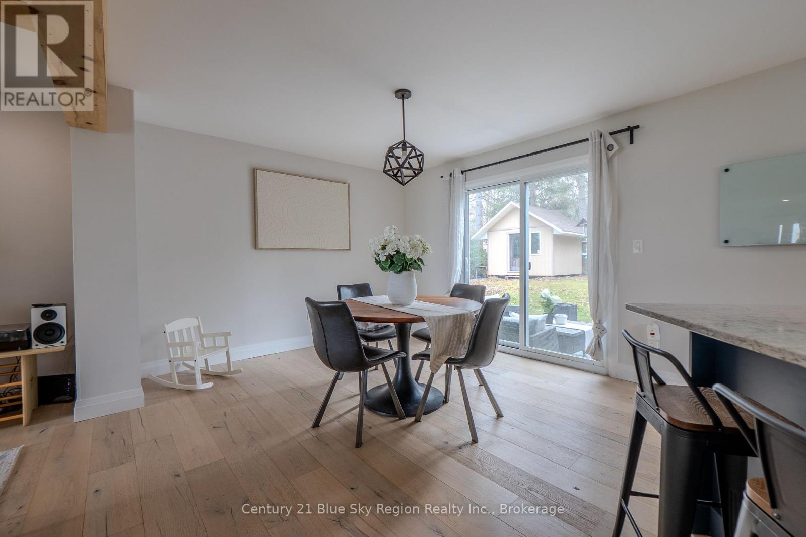 64 NINOVAN ROAD E - 12