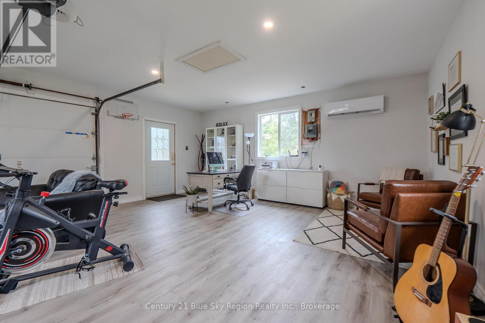 64 NINOVAN ROAD E - 36