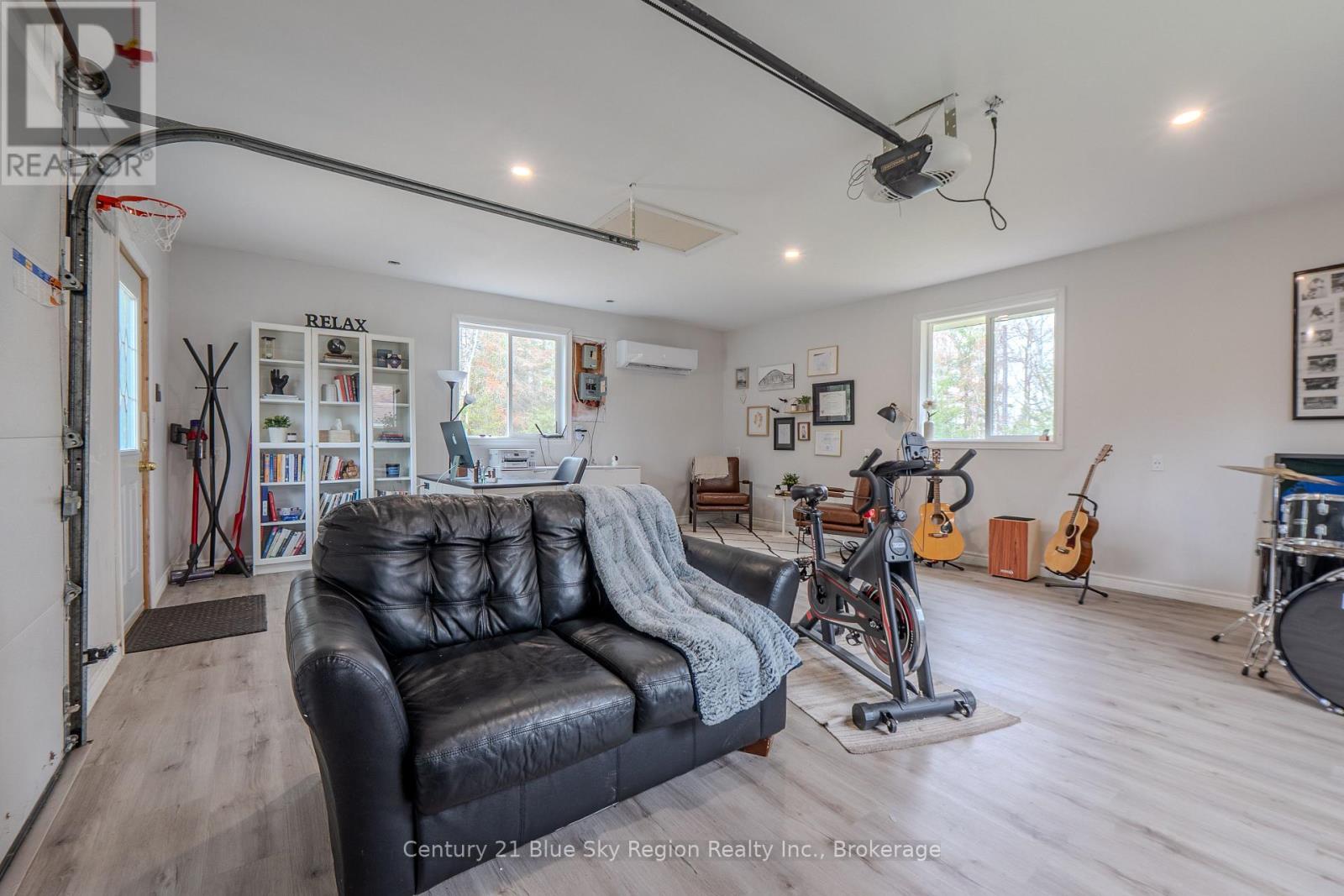 64 NINOVAN ROAD E - 35