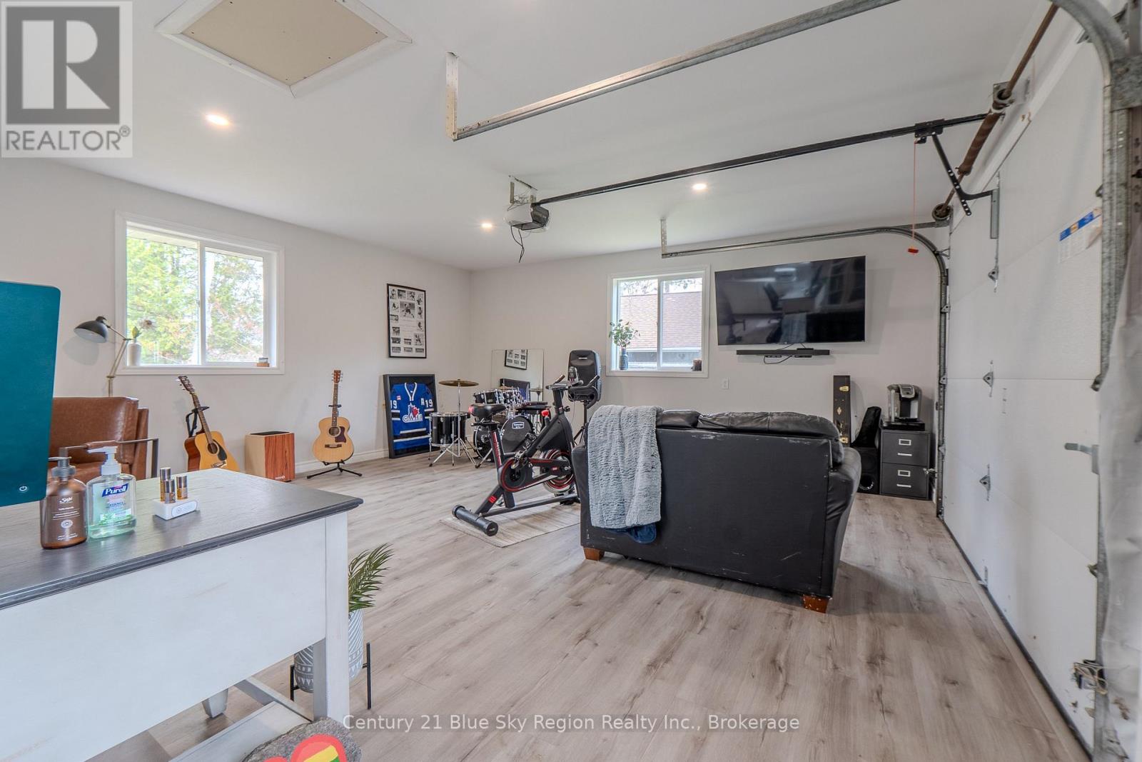 64 NINOVAN ROAD E - 34