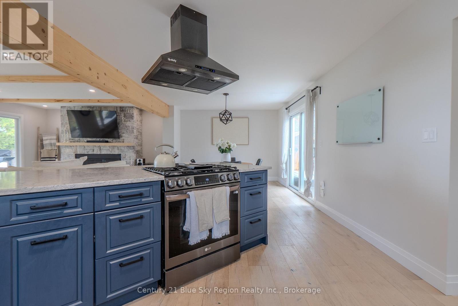 64 NINOVAN ROAD E - 7