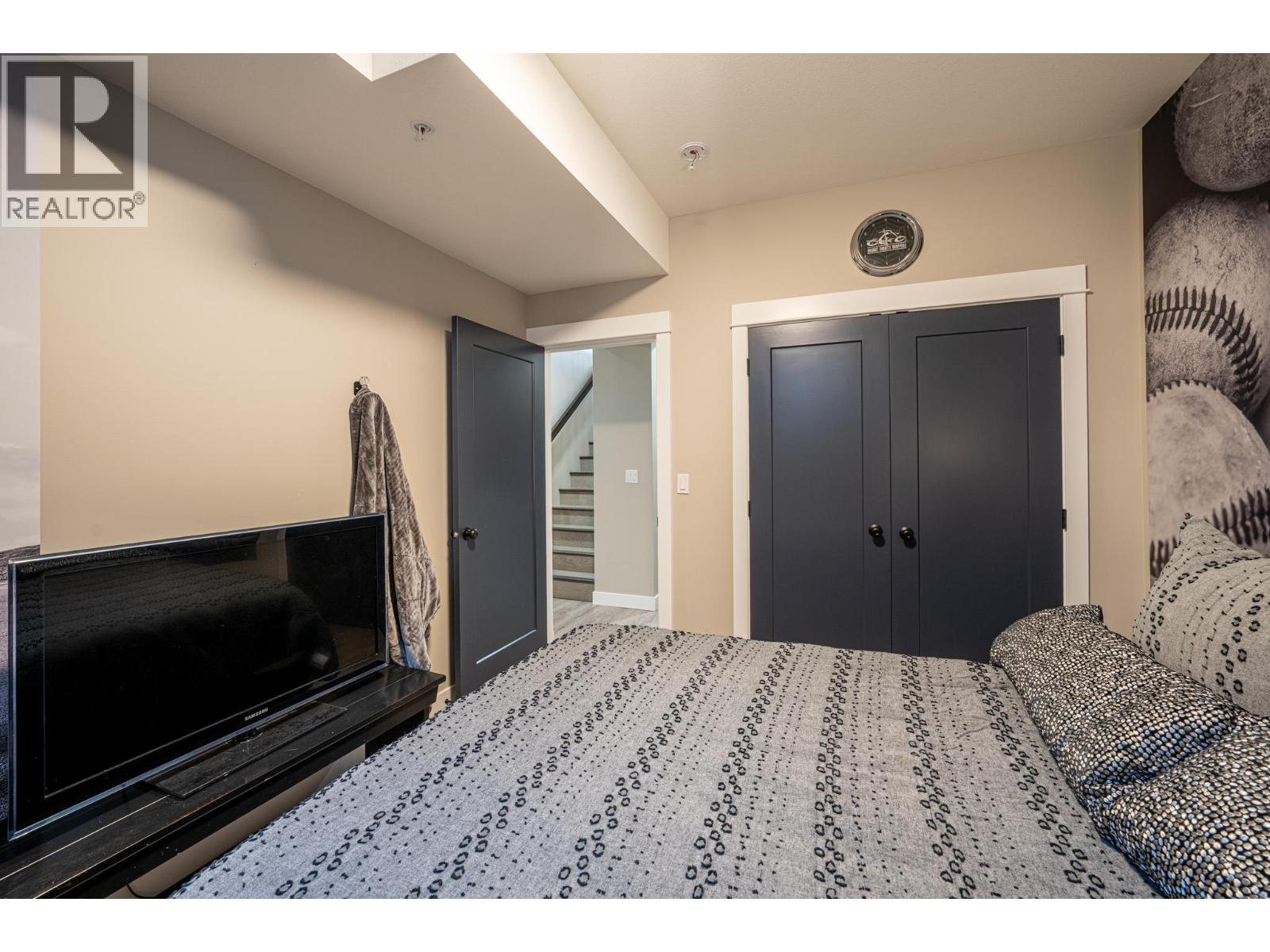 #5 2444 York Avenue - 31