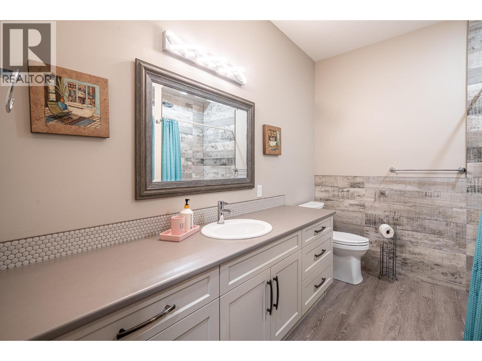 #5 2444 York Avenue - 35