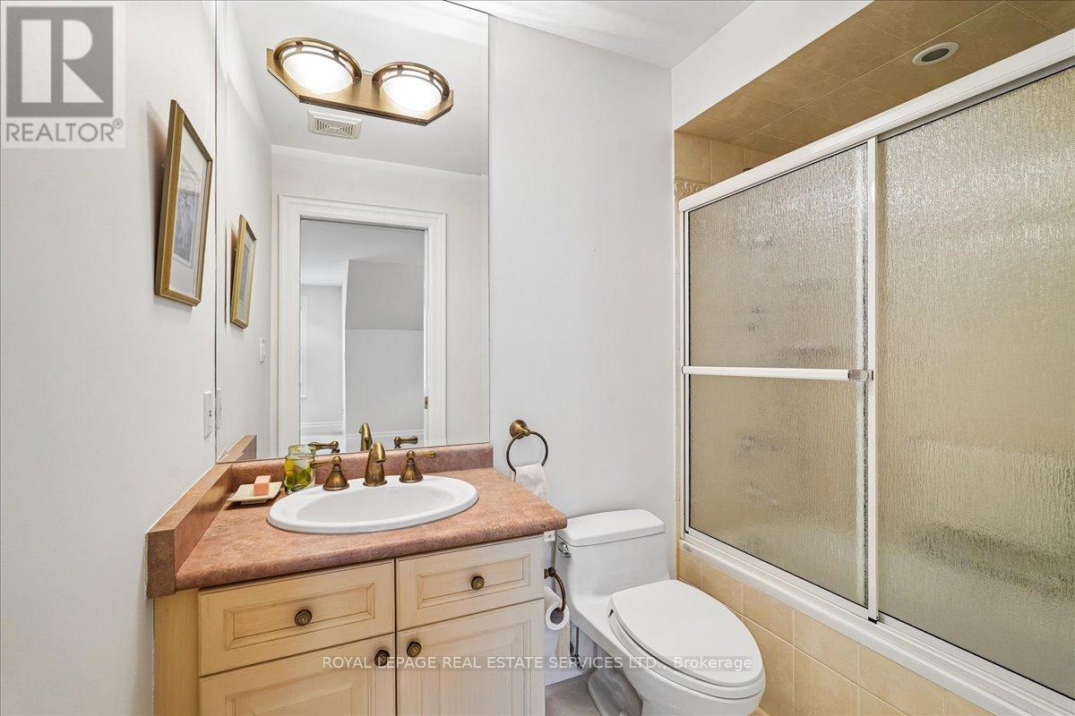 1726 THE PINES - 31