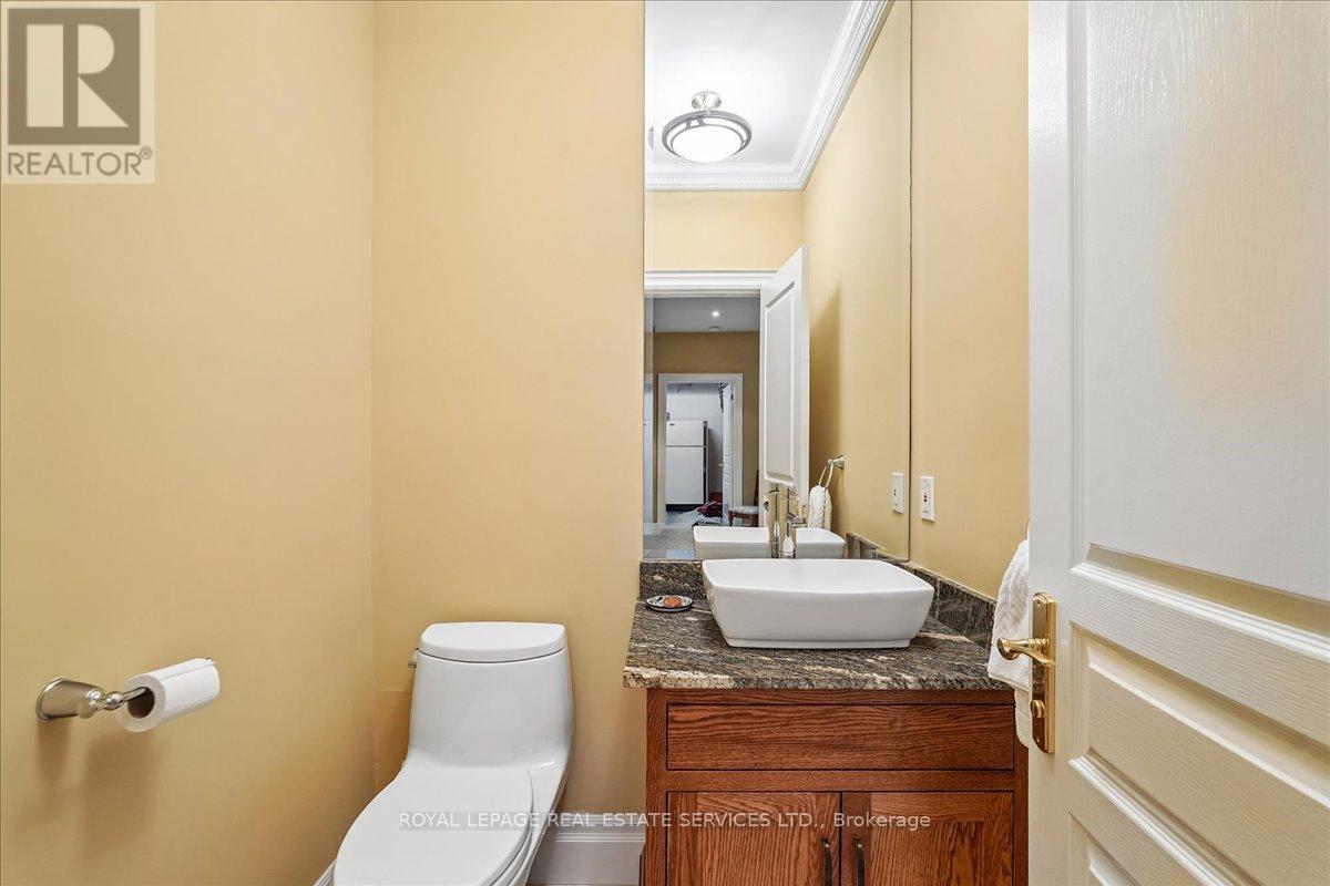 1726 THE PINES - 35