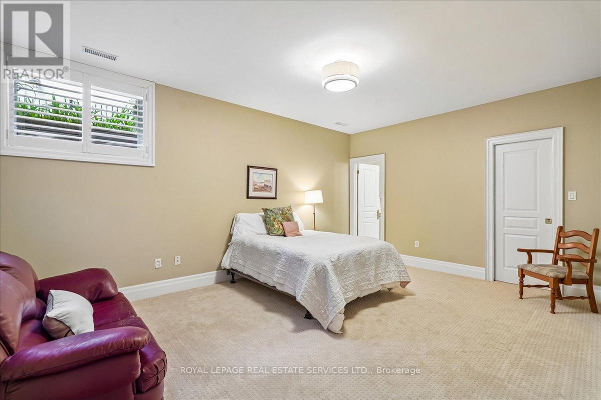 1726 THE PINES - 36