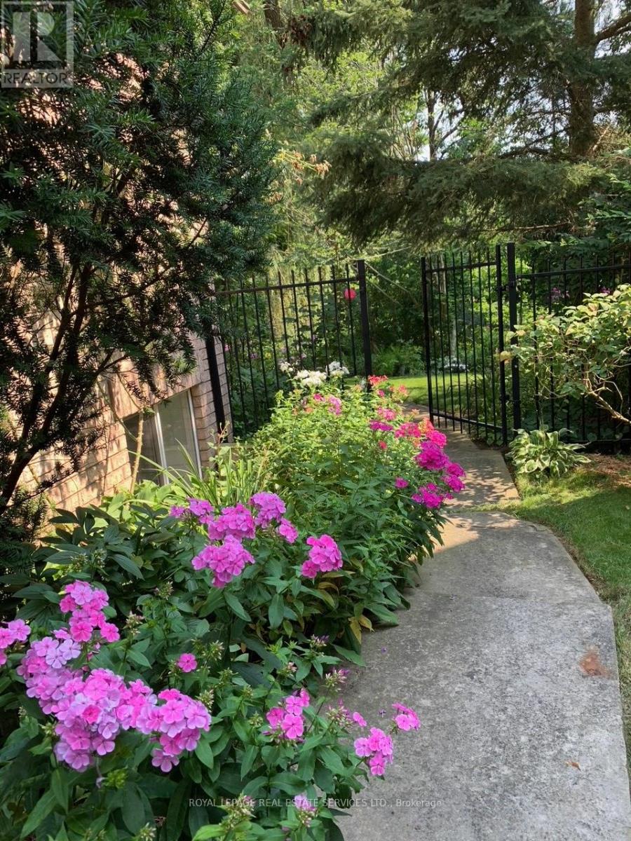 1726 THE PINES - 38