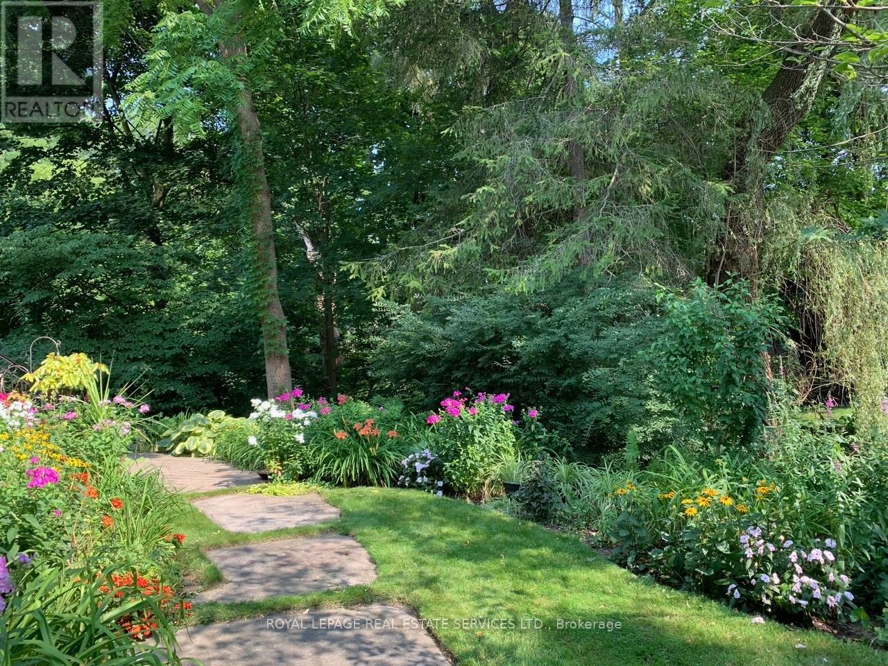 1726 THE PINES - 39