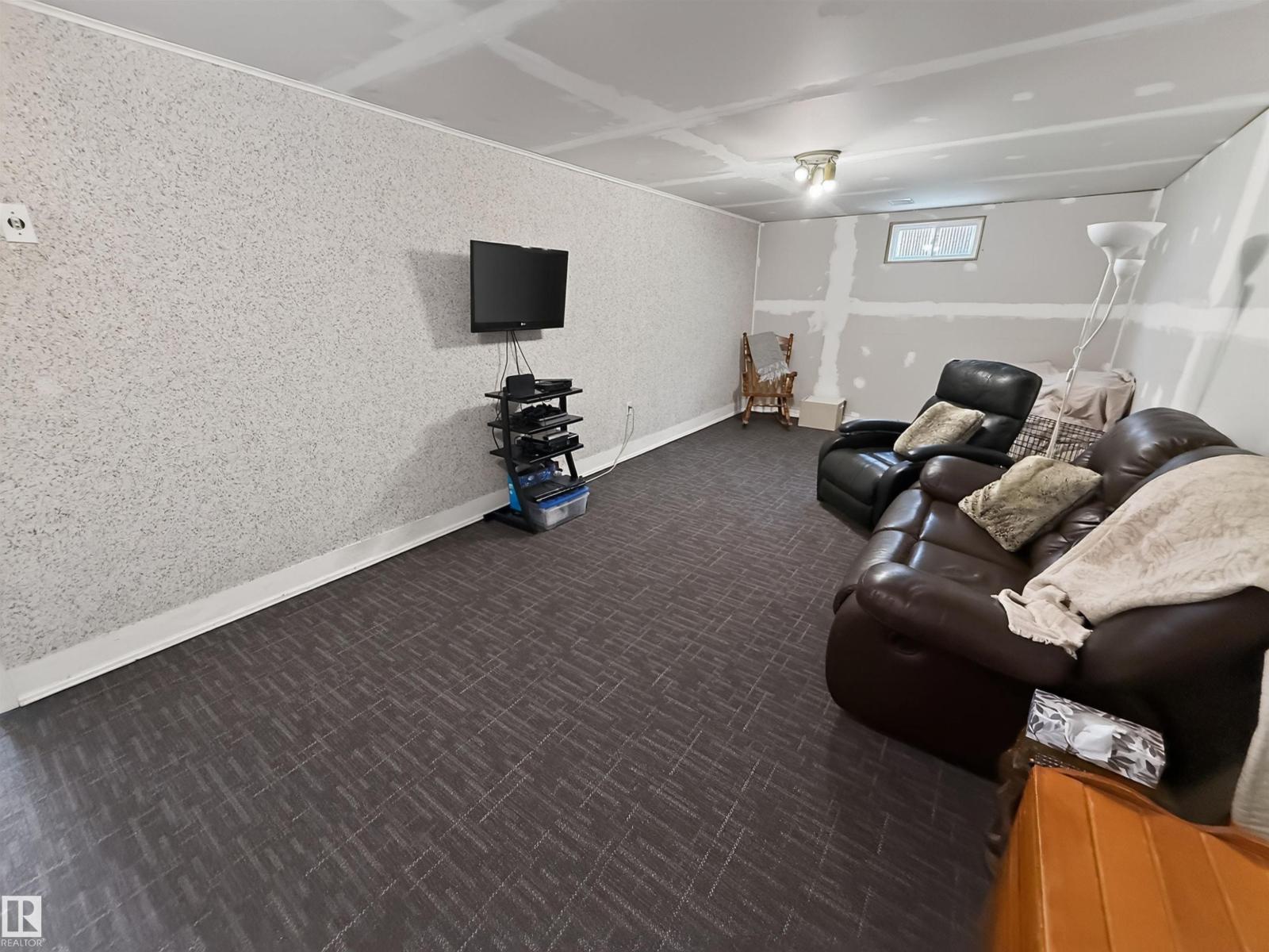16046 95 AV NW - 22