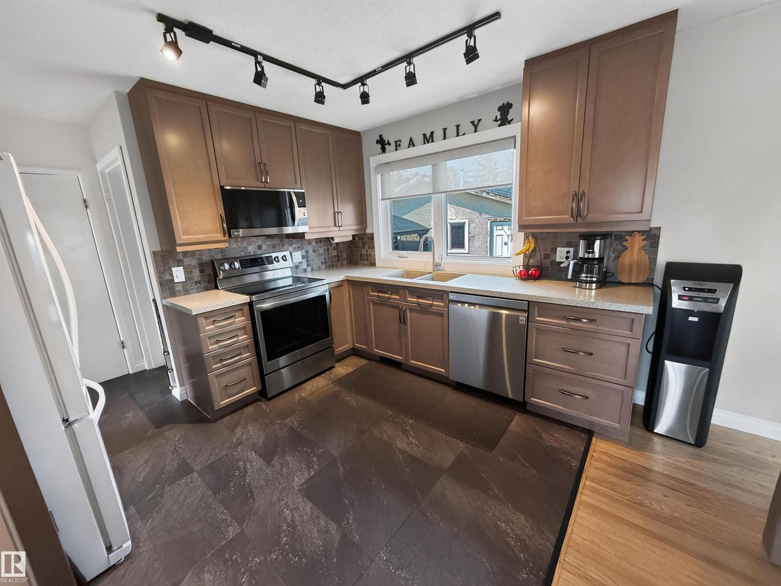 16046 95 AV NW - 15