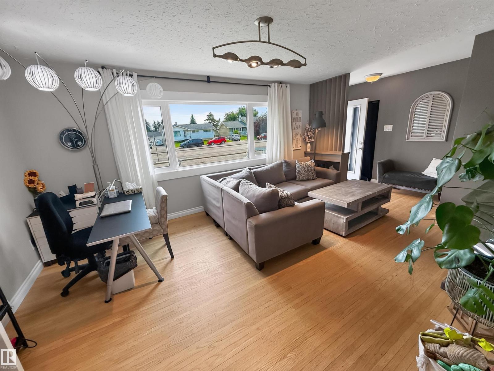 16046 95 AV NW - 12