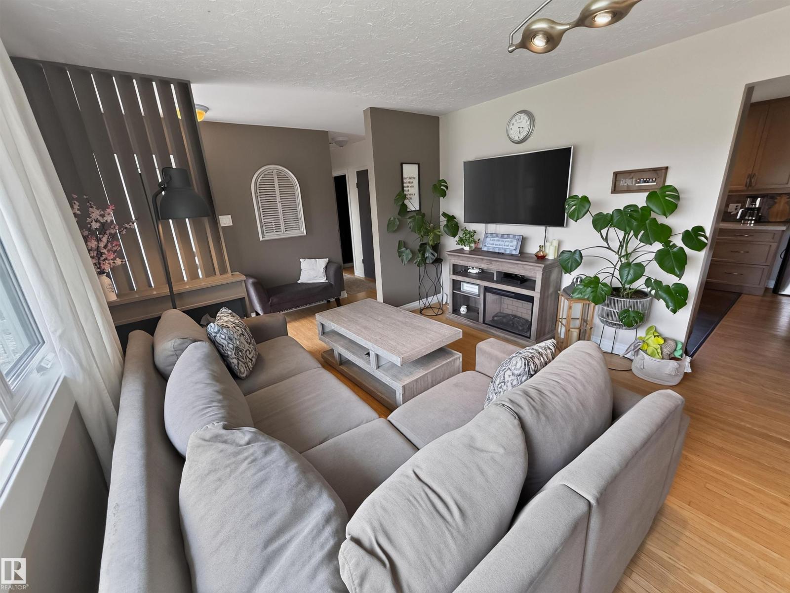 16046 95 AV NW - 10