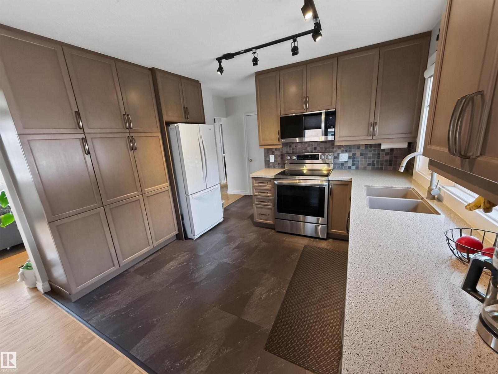 16046 95 AV NW - 17