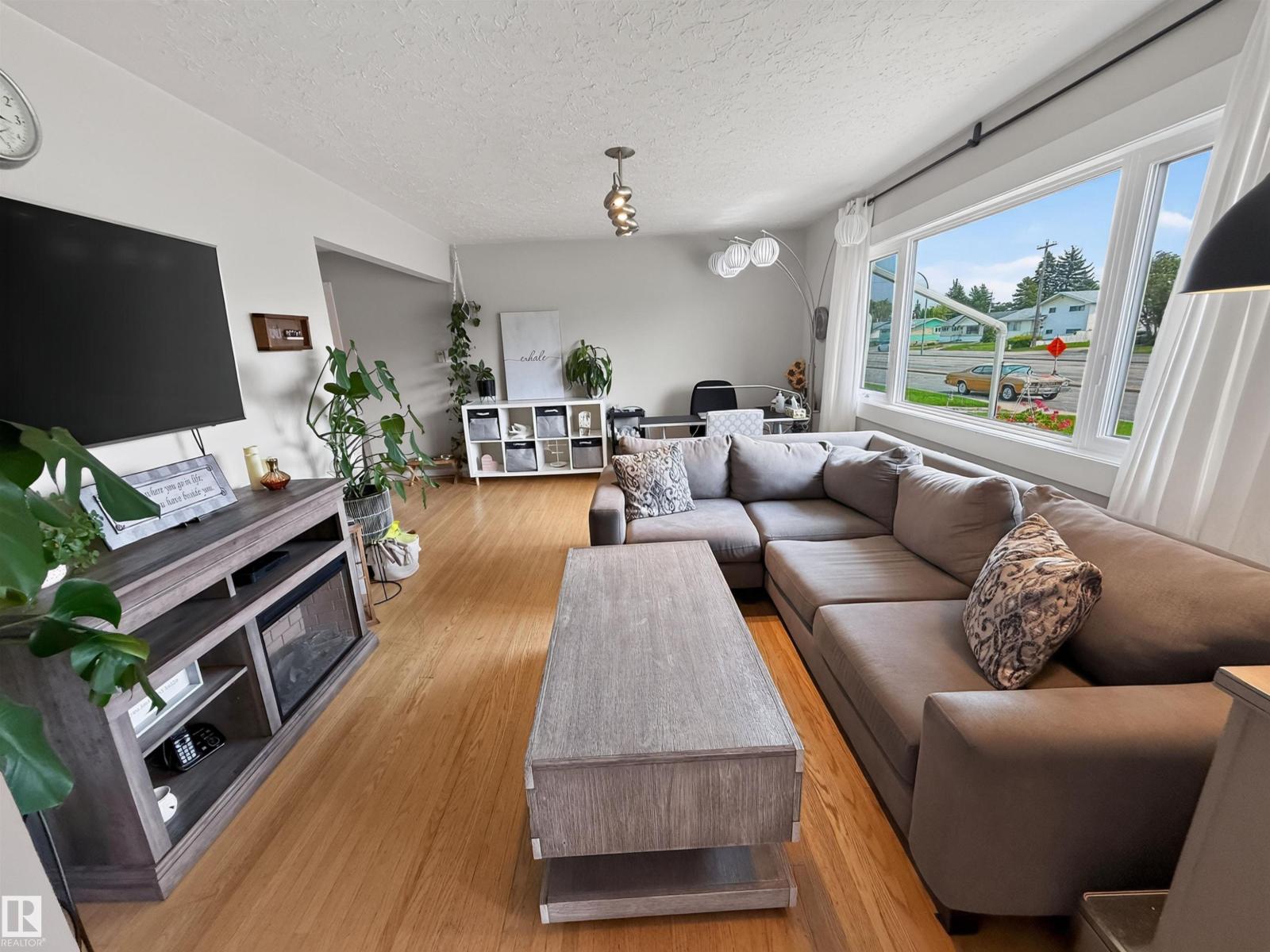 16046 95 AV NW - 9