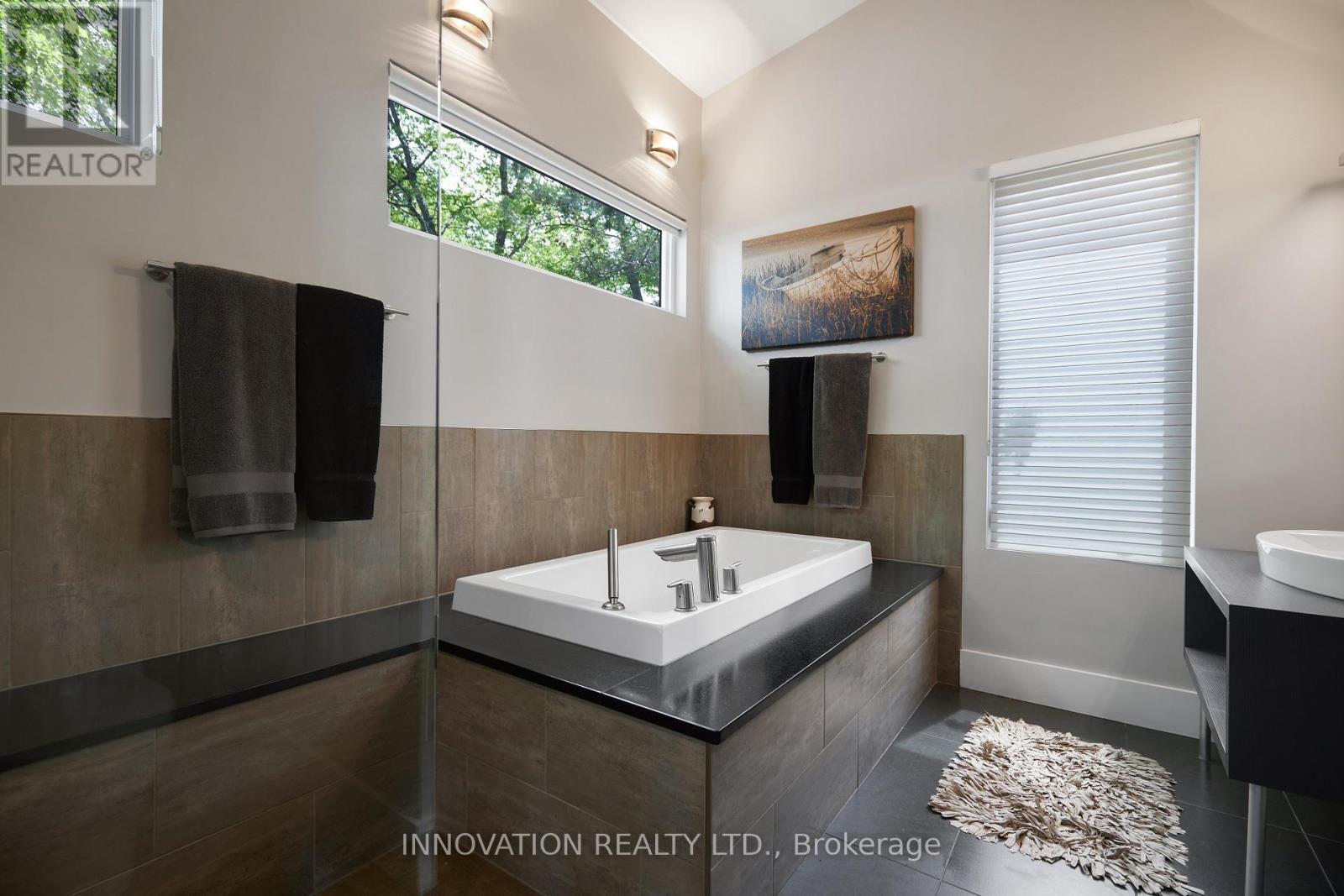 684 BAYVIEW DRIVE - 24