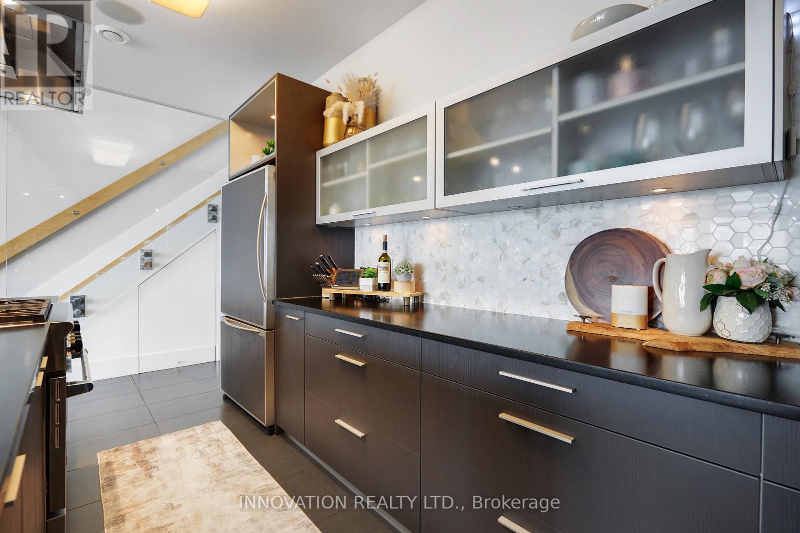 684 BAYVIEW DRIVE - 19