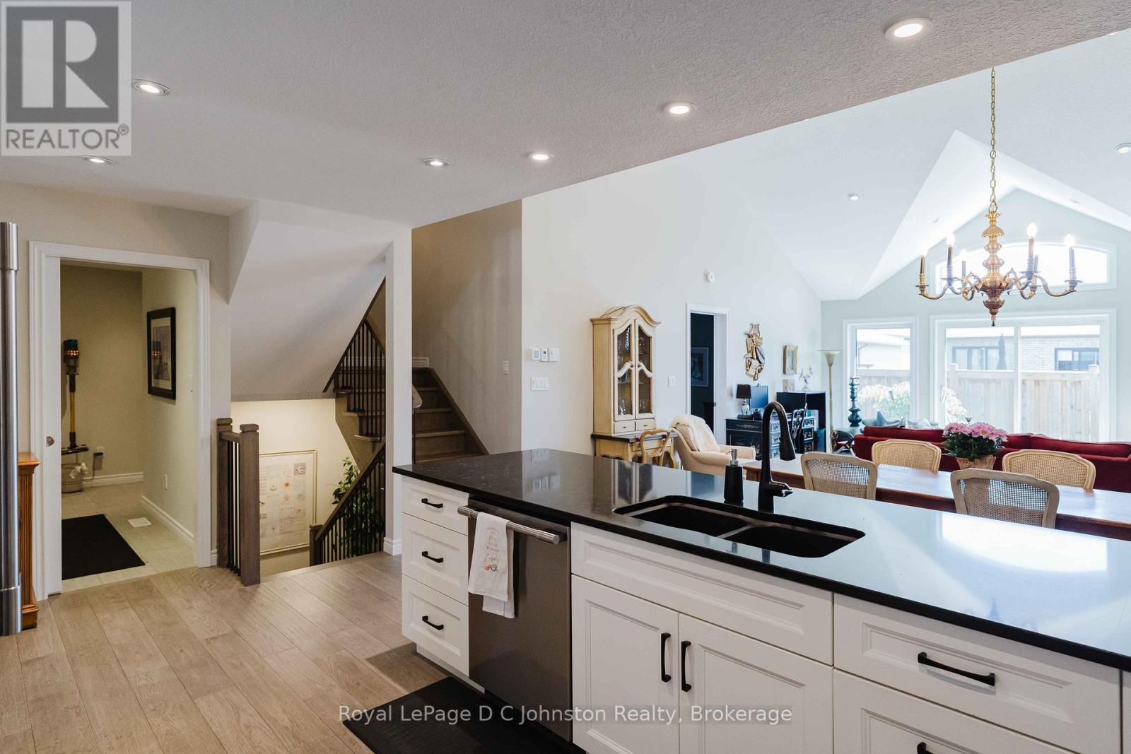 #16 560 DEVONSHIRE ROAD - Image 12