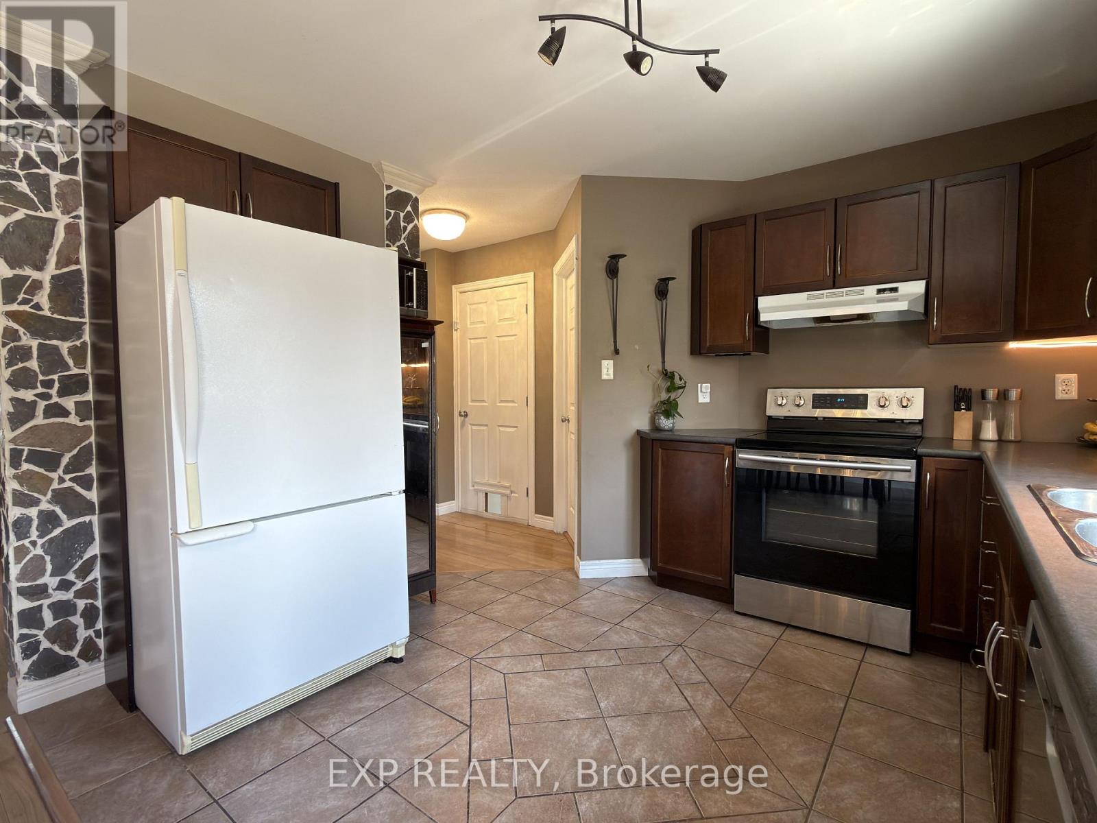 608 HIGHVIEW DRIVE - 14