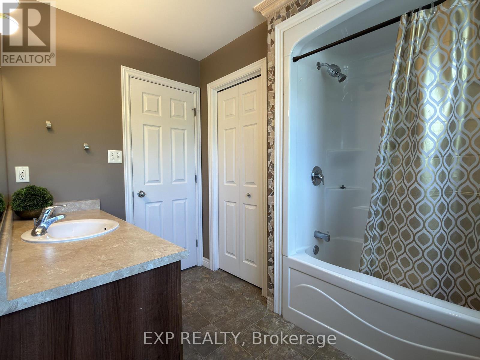 608 HIGHVIEW DRIVE - 24