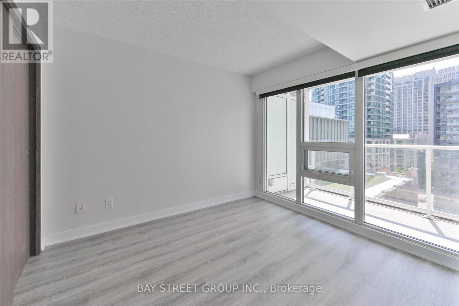 #903 17 BATHURST STREET - 16